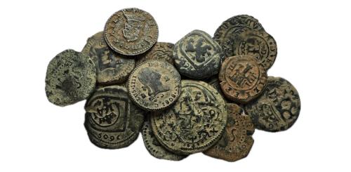 493   -  Lote de 17 piezas españolas, 2 vellones medievales y 15 cobres, algunos resellados.