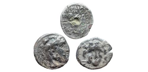 28 - Lote compuesto por tres monedas, Un dracma de Alejandro Magno, un dracma de Caria y un denario republicano
